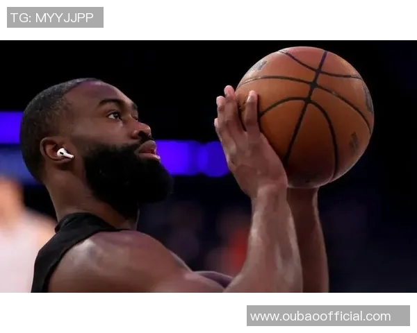 杰伦布朗半场状态低迷14投仅3中仅得7分6板3助失误2次表现不佳