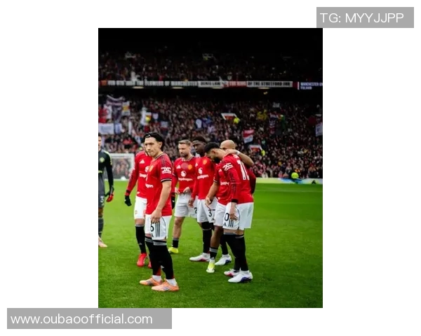 曼联主场客队球迷混入红魔看台现身萨卡7号球衣引发关注